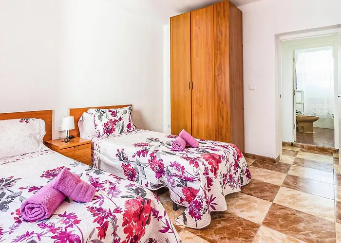 Beautiful Apartment In Cordoba With Kitchenette